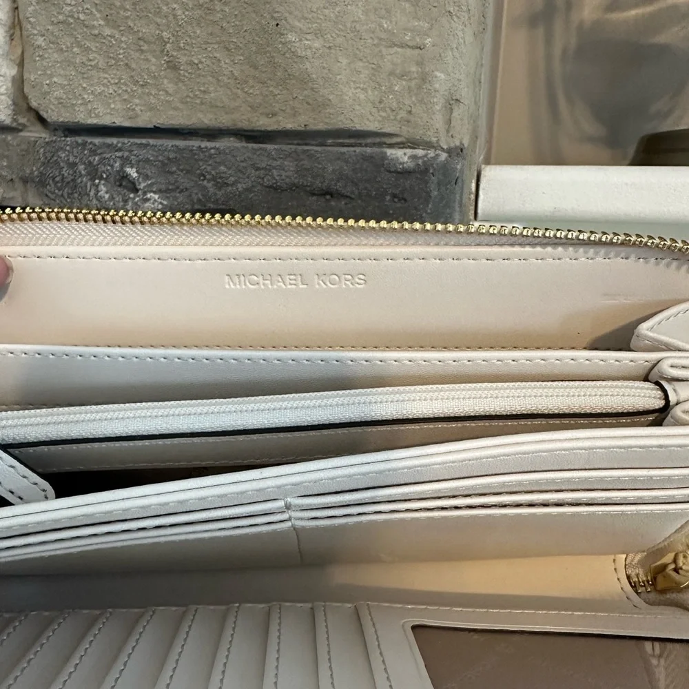 Michael Kors Zip Around Wallet-Beige - Picture 4 of 6
